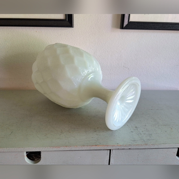 Harlequin Pattern flowerpot in vintage milk glass - Picture 9 of 9